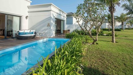 Bể bơi riêng nằm ngay sát biển