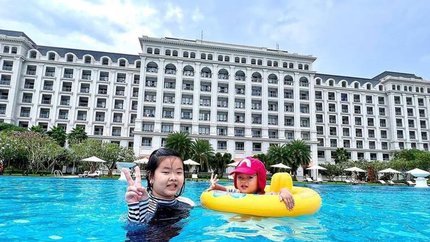 Các bé vui chơi tại bể bơi ngoài trời