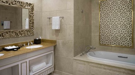 Phòng tắm sang trọng với bồn tắm nằm
