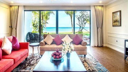 Phòng khách của villa 4 phòng ngủ hướng biển