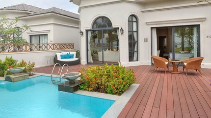 Bể bơi ngoài trời rộng lớn