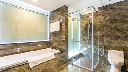 Phòng tắm bồn rộng rãi