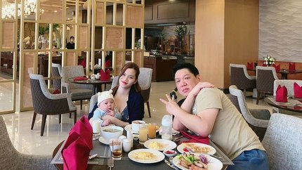 Gia đình dùng bữa tại nhà hàng