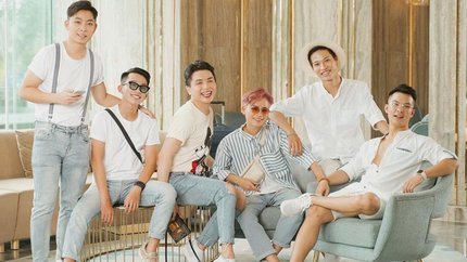 Nhóm bạn check in tại khách sạn