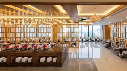 Quầy buffet đa dạng các món