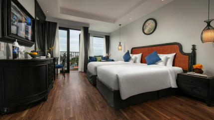 Shining Riverside Hotel & Spa