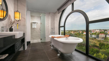 Shining Riverside Hotel & Spa