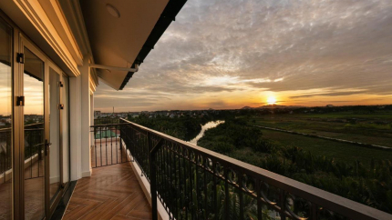 Shining Riverside Hotel & Spa