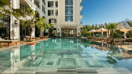 Bể bơi ngoài trời của khách sạn