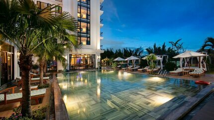 Khung cảnh bể bơi khi lên đèn