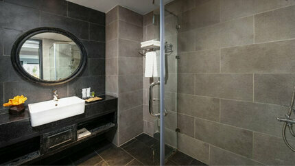 Phòng tắm lát gạch sáng bóng