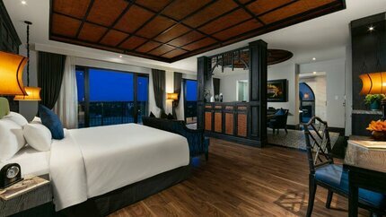 Shining Suite River Room khi về đêm