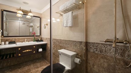 Phòng vệ sinh khép kín với đầy đủ tiện nghi