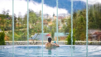 Bể bơi bốn mùa với view hướng thẳng ra dãy Hoàng Liên Sơn