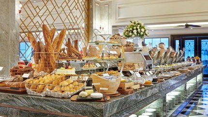 Buffet sáng với đa dạng các món từ Á đến Âu