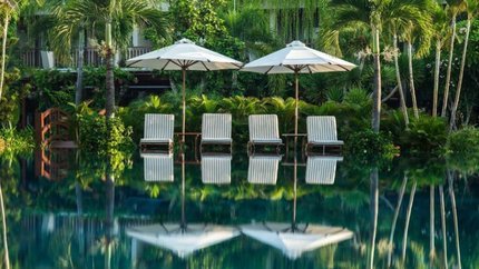 Nghỉ dưỡng bên bể bơi tại resort