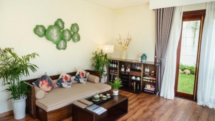 Phòng có tủ trưng bày rượu sang trọng