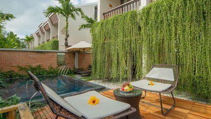 Bể bơi riêng bên cạnh villa