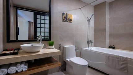 Phòng tắm bồn rộng rãi