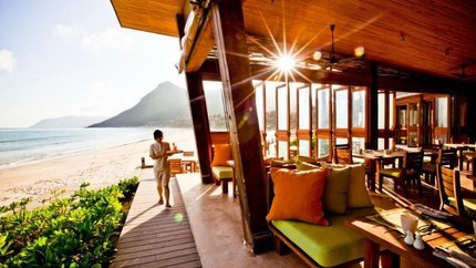 Nhà hàng nằm ngay bên cạnh bãi biển