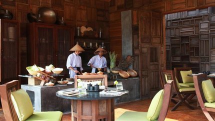 Nhà hàng với các món ăn Á, Âu đa dạng