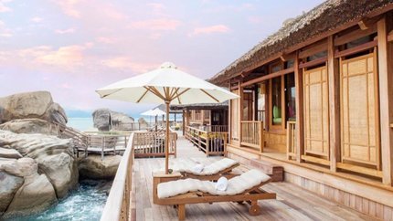 Biệt thự có ban công trên phiến đá nhìn ra biển