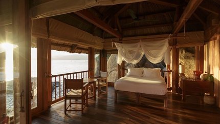 Phòng ngủ với tông màu trầm