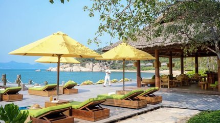 Bar ngoài trời với view mặt biển