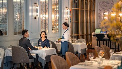 Thực khách dùng bữa tại nhà hàng