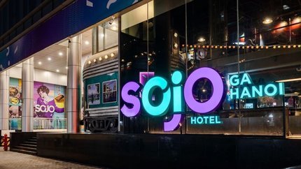 Khách sạn SOJO Ga Hà Nội về đêm.
