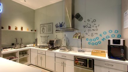 Khu bếp chung giúp khách có thể tự nấu