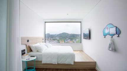 Phòng có cửa sổ lớn, view hướng ra thành phố