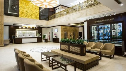 Lễ tân của khách sạn hoặc không gian sảnh chờ rộng lớn