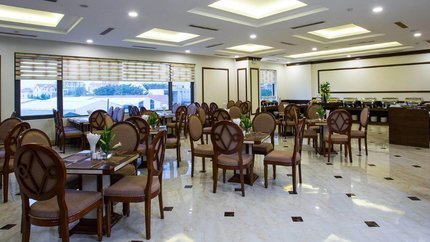 Nhà hàng ngay trọng khuân viên