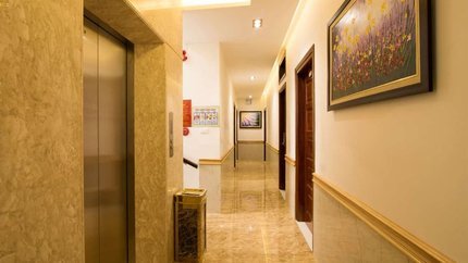 Hành lang giữa các phòng của khách sạn