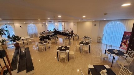 Nhà hàng với không gian rộn lớn và thiết kế ấm cúng