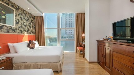 Phòng có cửa sổ nhìn ra thành phố