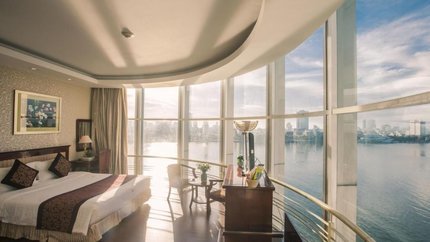 Ánh sáng tràn ngập căn phòng bo góc