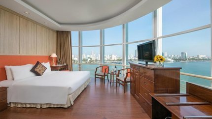 Cửa sổ nhìn bao quát bãi biển xinh đẹp