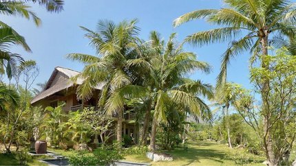 Bungalow cạnh sân vườn