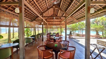 Ocean Bar gần bể bơi