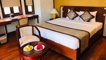 Nội thất sang trọng, phòng có bàn làm việc