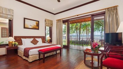 Sàn nhà được lát gỗ, trang trí bắt mắt