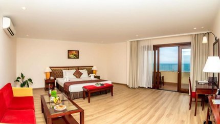 Cửa hướng biển, có bàn và sofa