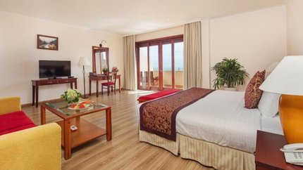 Phòng có ti vi, tiện nghi đầy đủ, ban công thoáng