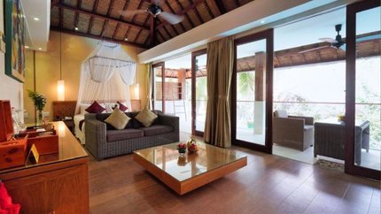 Tiện nghi đầy đủ, có sofa, bàn uống nước