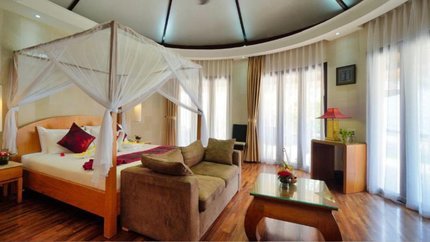 Sàn nhà lát gỗ, cửa kính lớn hướng biển