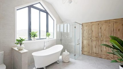 Phòng tắm có bồn tắm rộng rãi thoải mái