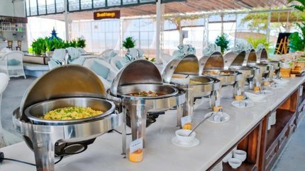 Quầy buffet đa dạng đồ ăn