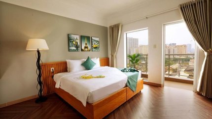 Ban công rộng, cửa lớn đón ánh sáng